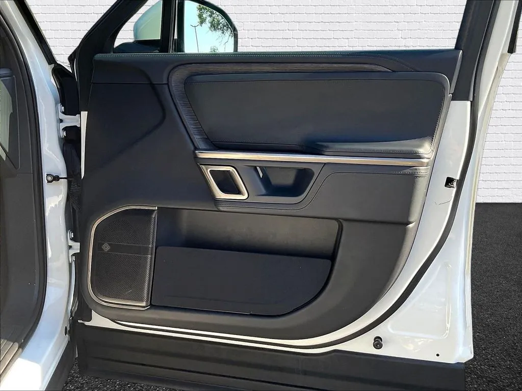 Rivian R1S photo 25