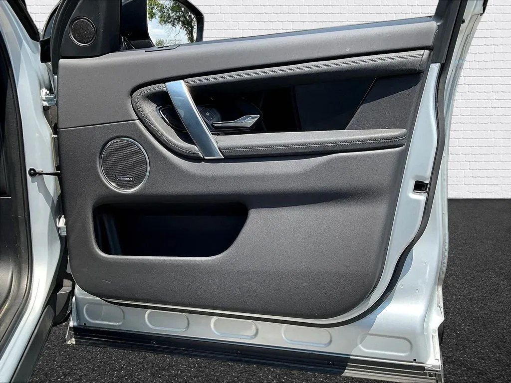 Land Rover Discovery Sport photo 23
