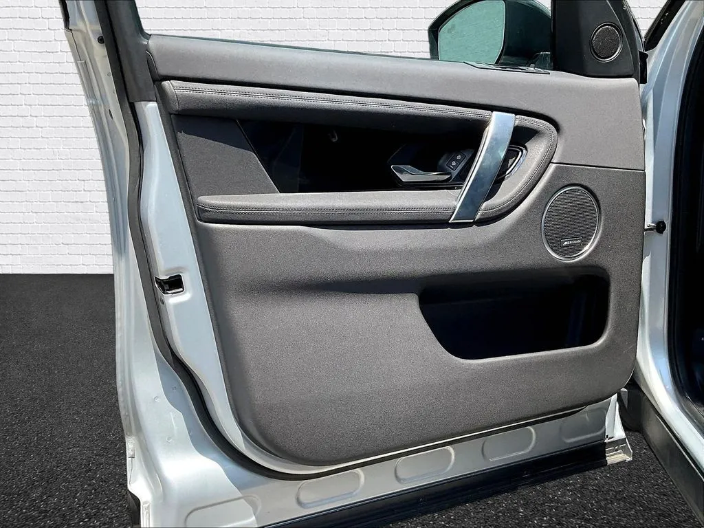Land Rover Discovery Sport photo 16