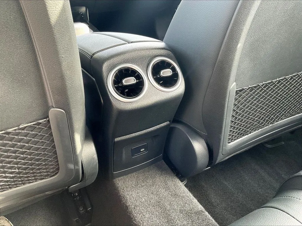 Mercedes-Benz CLA photo 10