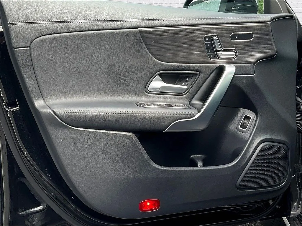 Mercedes-Benz CLA photo 17