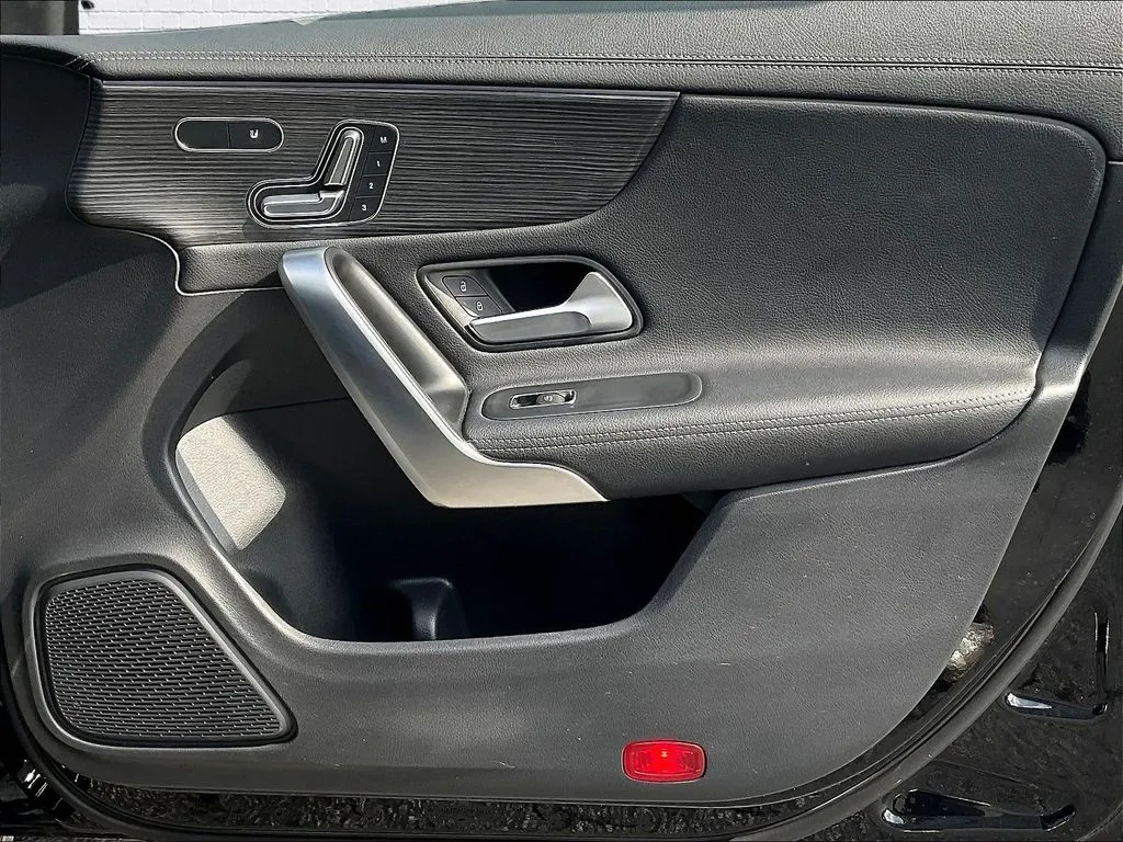 Mercedes-Benz CLA photo 23