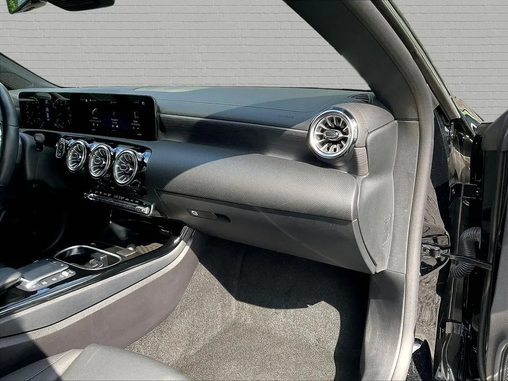 Mercedes-Benz CLA photo 21