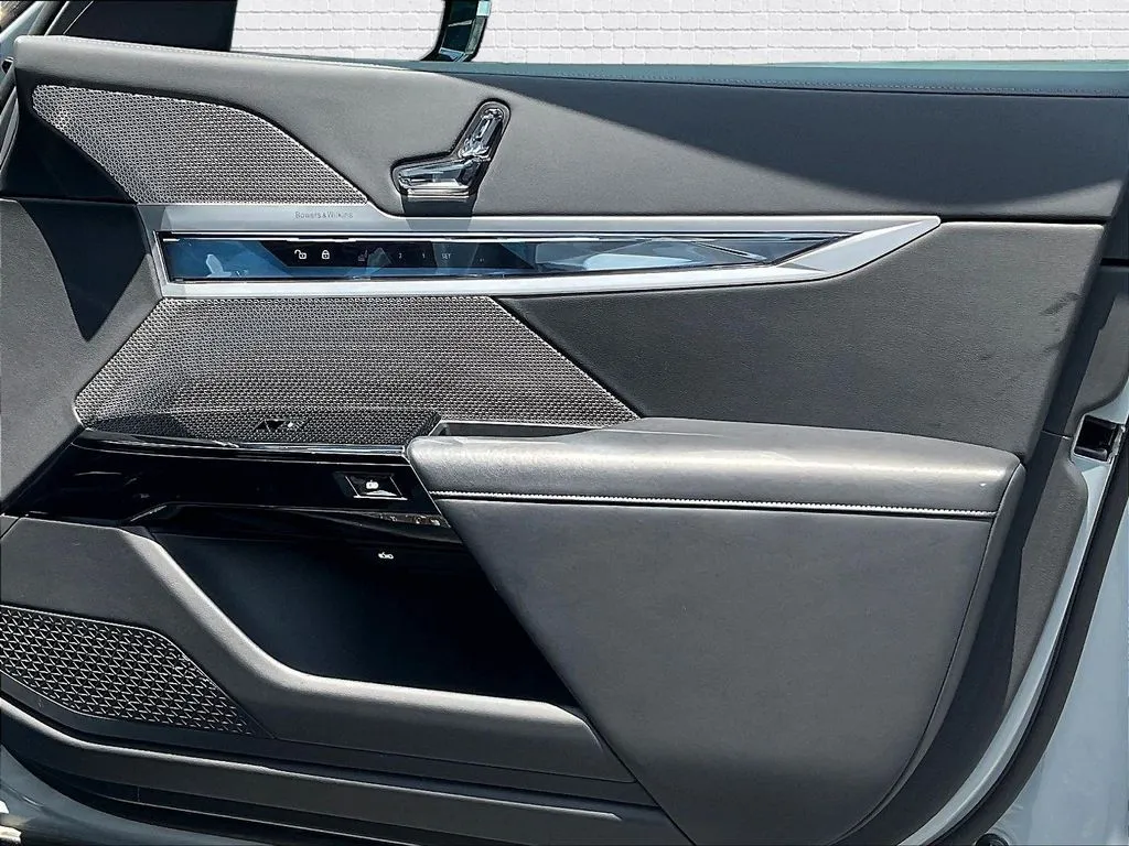BMW 7 Series photo 24