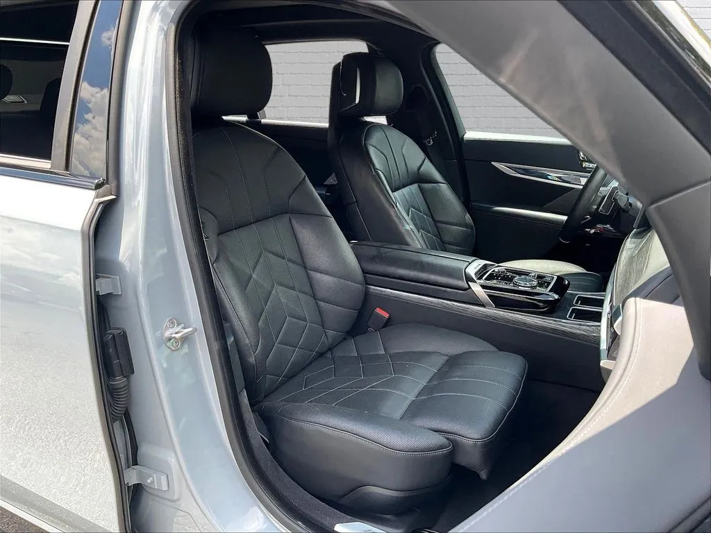 BMW 7 Series photo 25