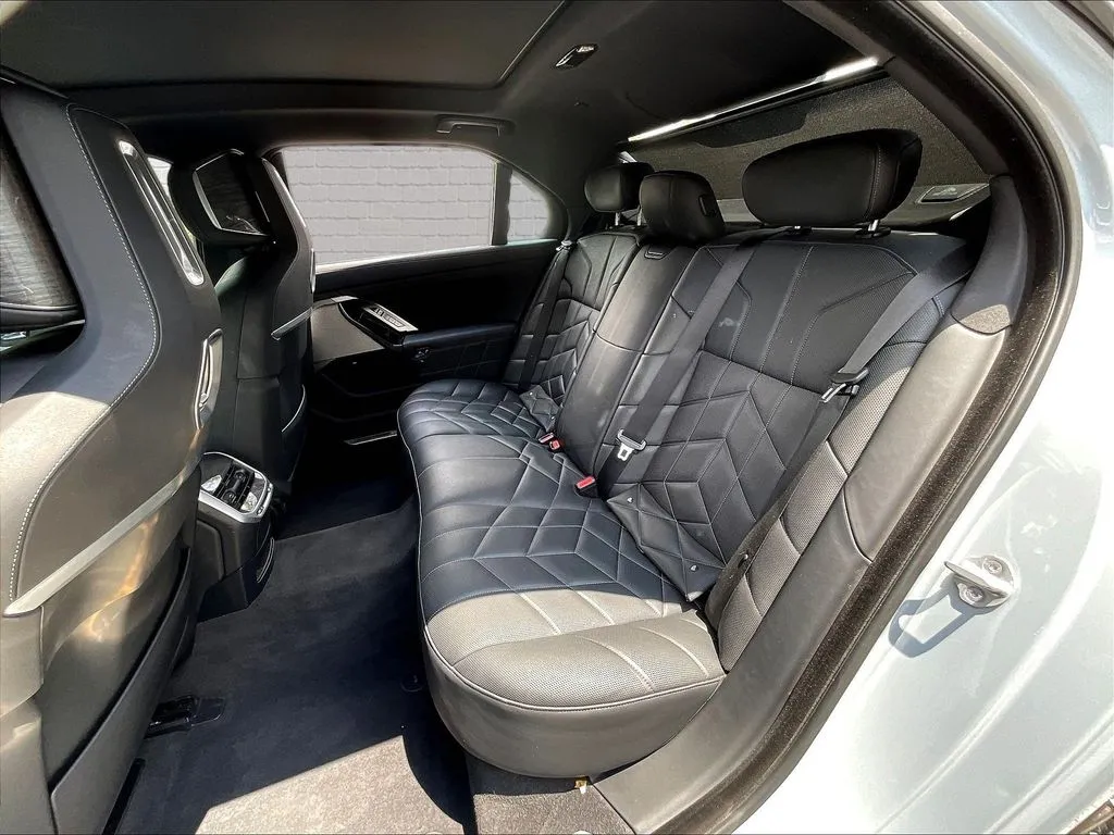 BMW 7 Series photo 19