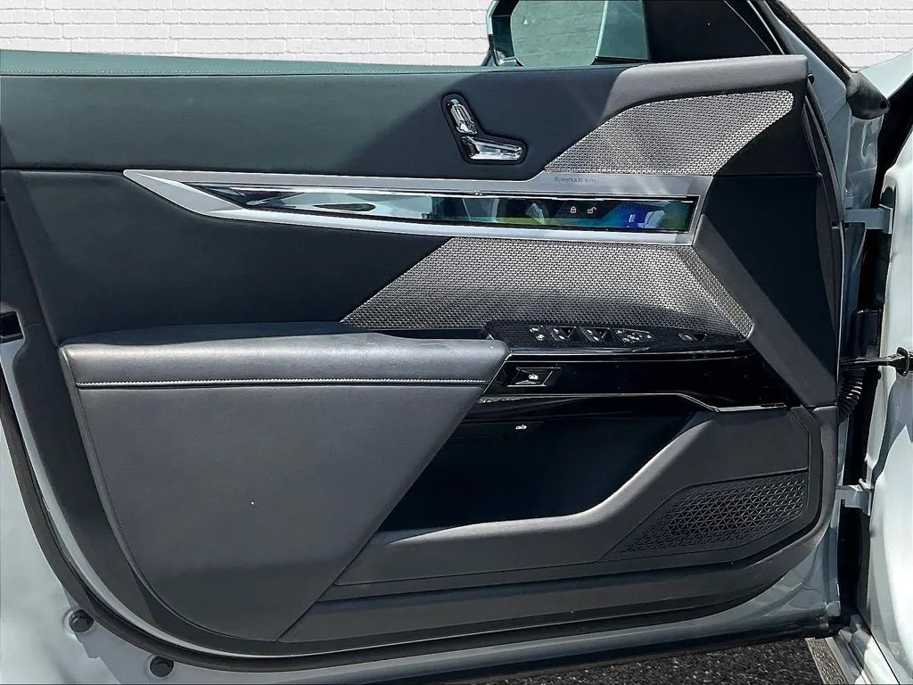 BMW 7 Series photo 17