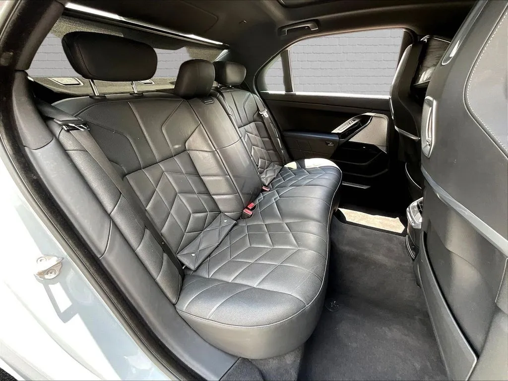 BMW 7 Series photo 22
