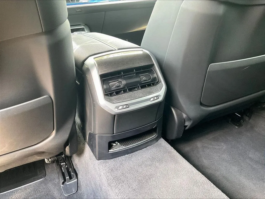 BMW 7 Series photo 10