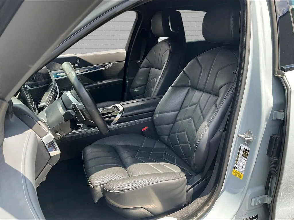 BMW 7 Series photo 18