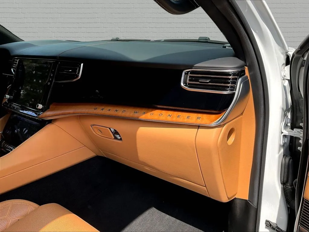 Jeep Grand Wagoneer photo 23