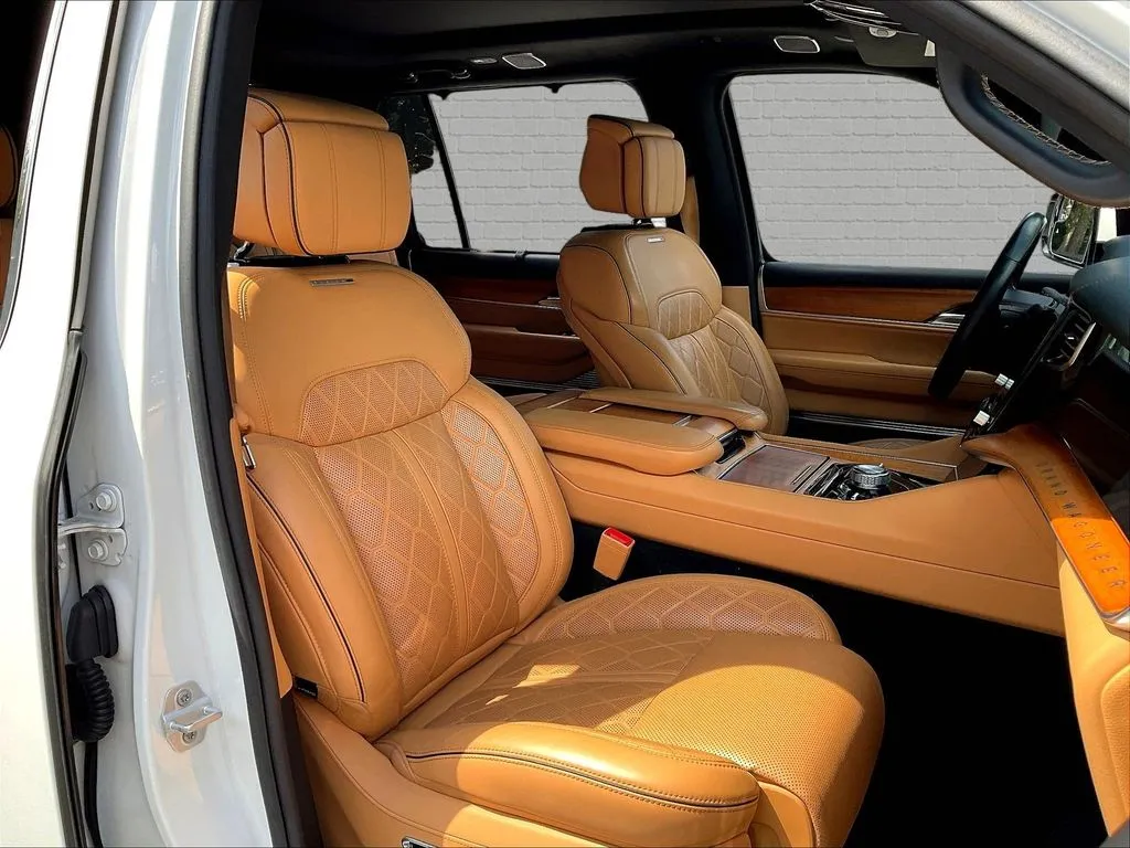 Jeep Grand Wagoneer photo 26