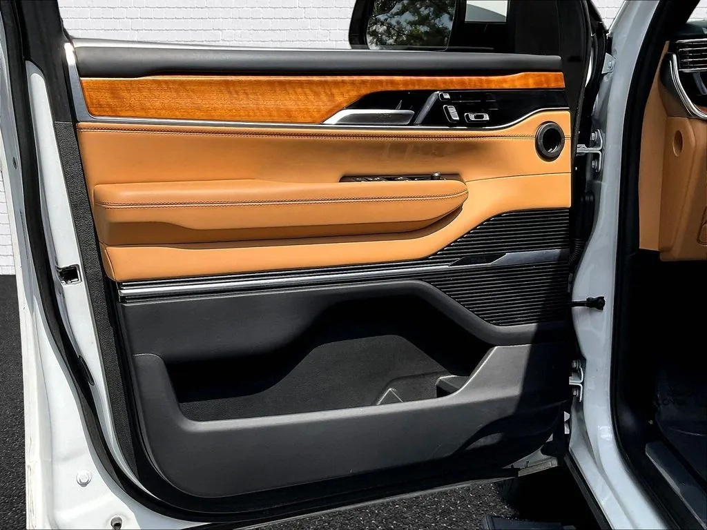 Jeep Grand Wagoneer photo 17