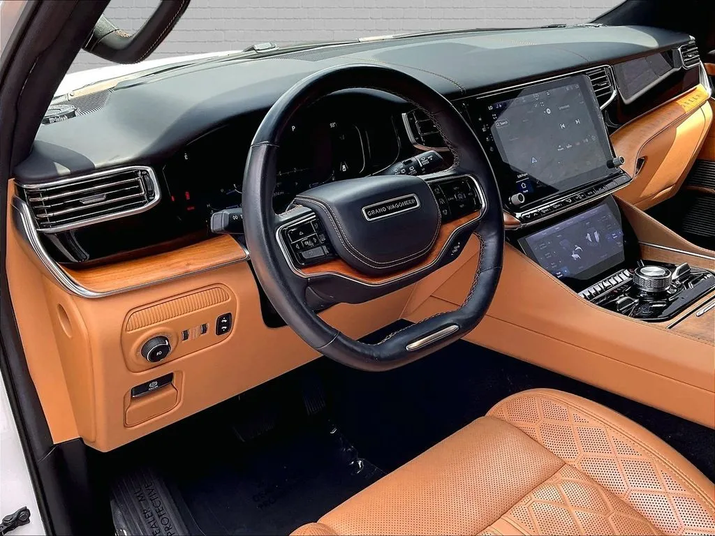 Jeep Grand Wagoneer photo 14