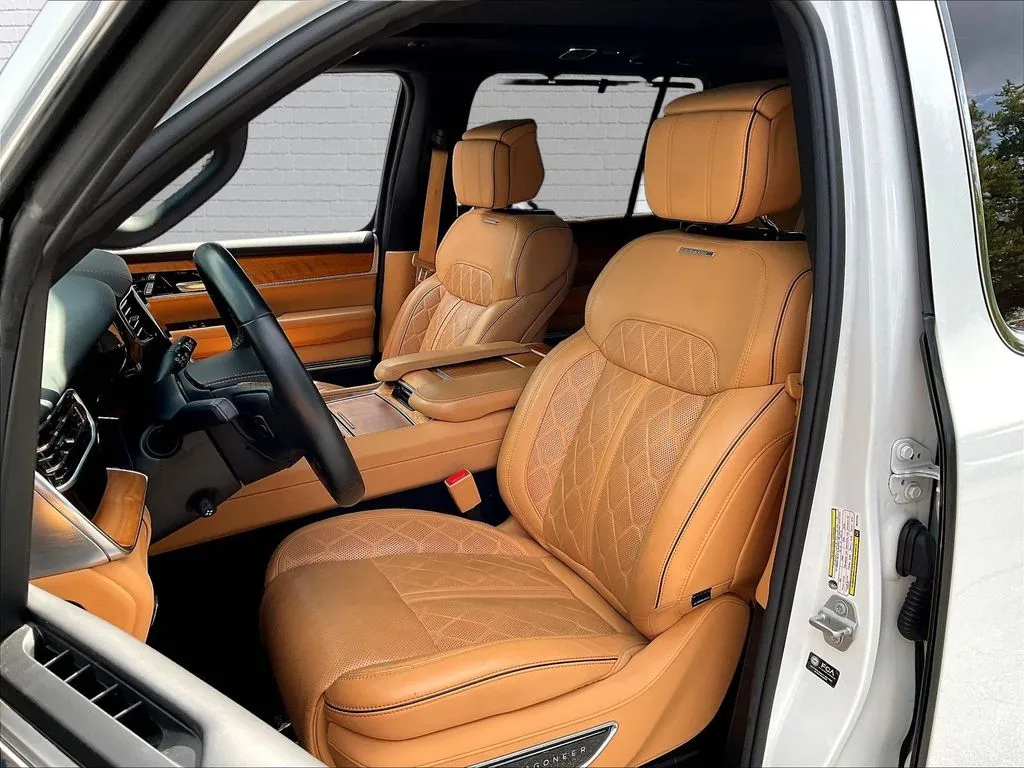Jeep Grand Wagoneer photo 18