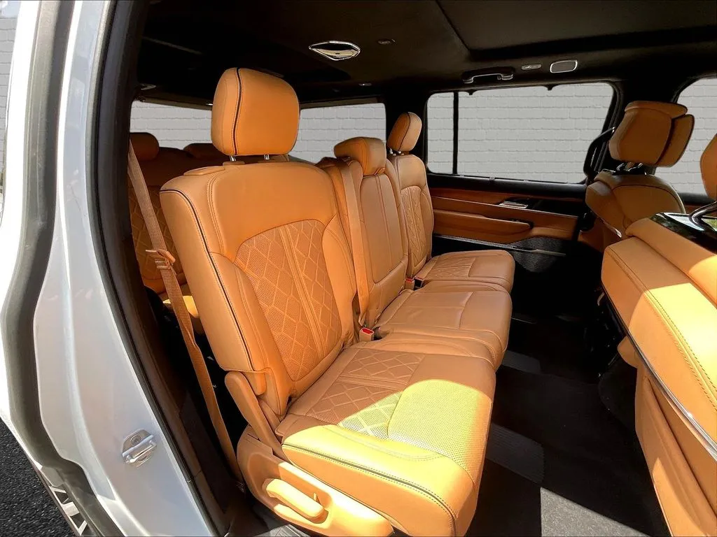 Jeep Grand Wagoneer photo 21