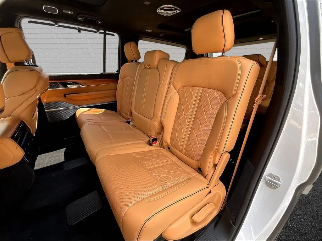 Jeep Grand Wagoneer photo 19