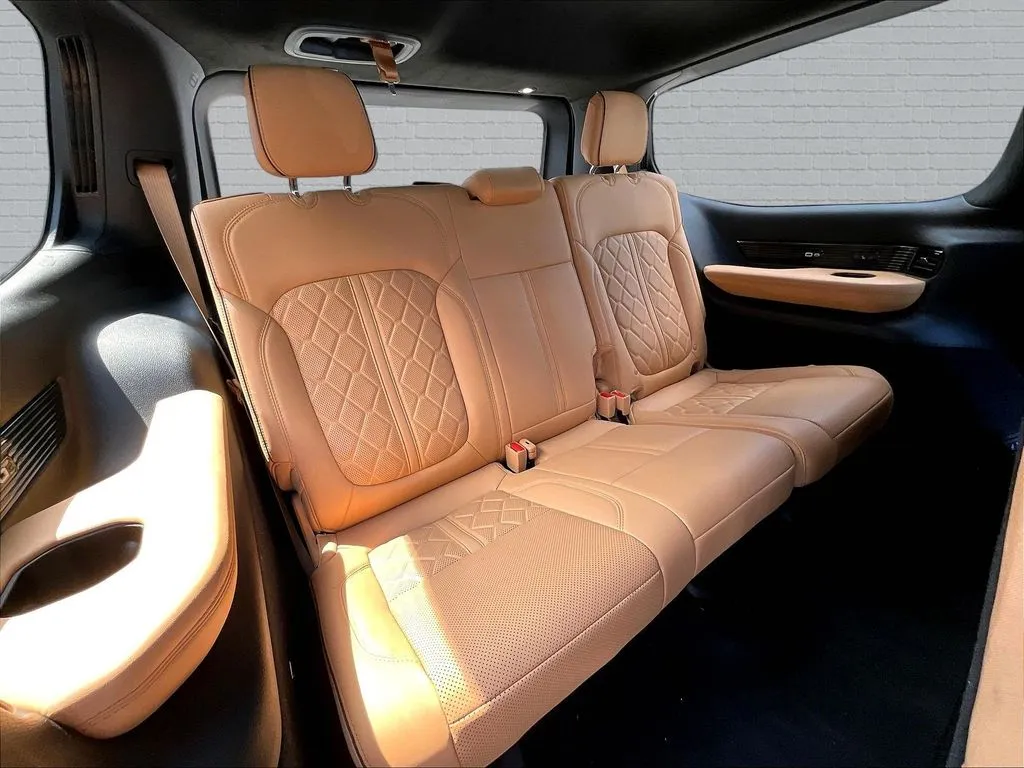 Jeep Grand Wagoneer photo 22