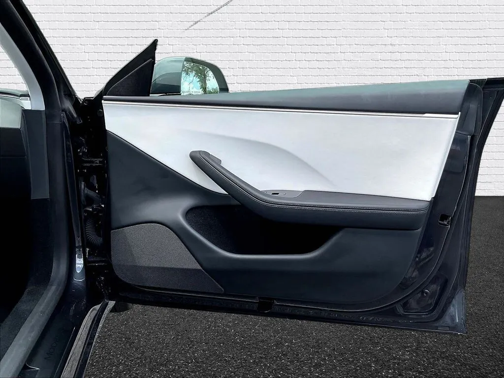 Tesla Model 3 photo 22