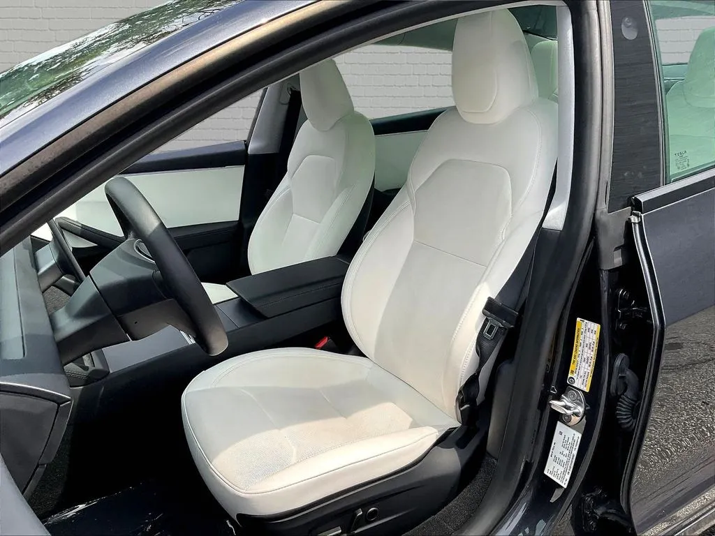 Tesla Model 3 photo 17