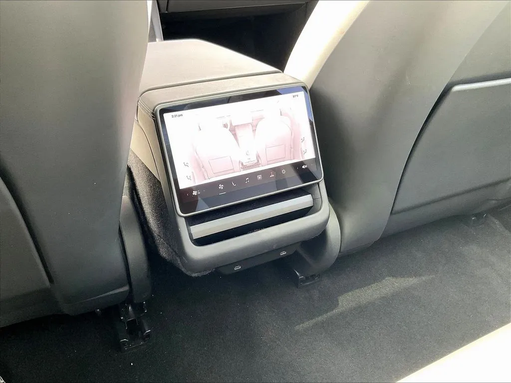 Tesla Model 3 photo 10
