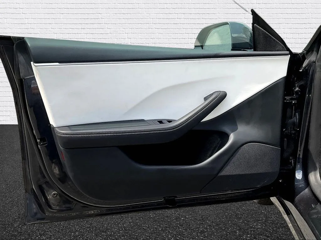 Tesla Model 3 photo 16