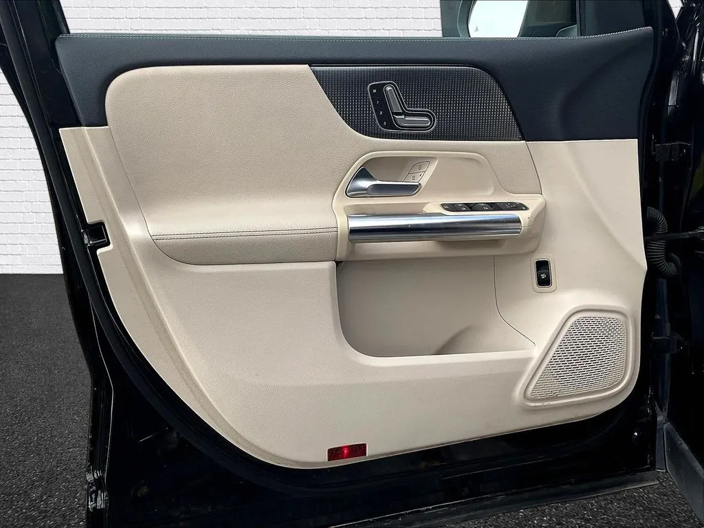 Mercedes-Benz GLA photo 12