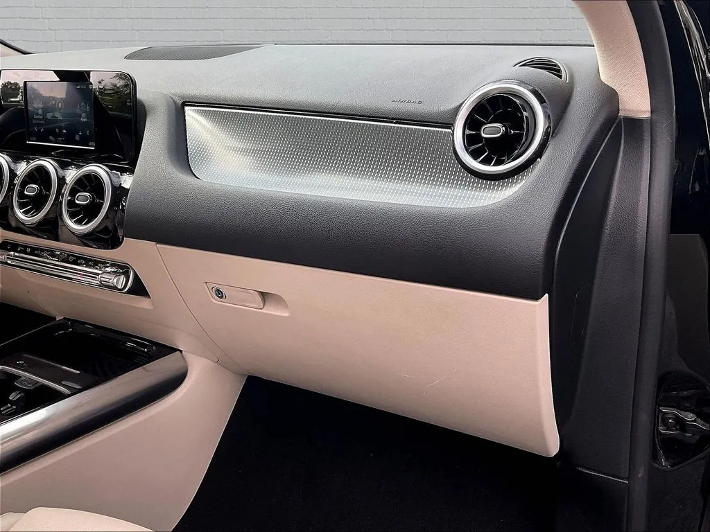 Mercedes-Benz GLA photo 18