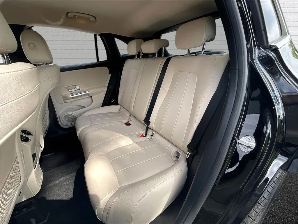 Mercedes-Benz GLA photo 14