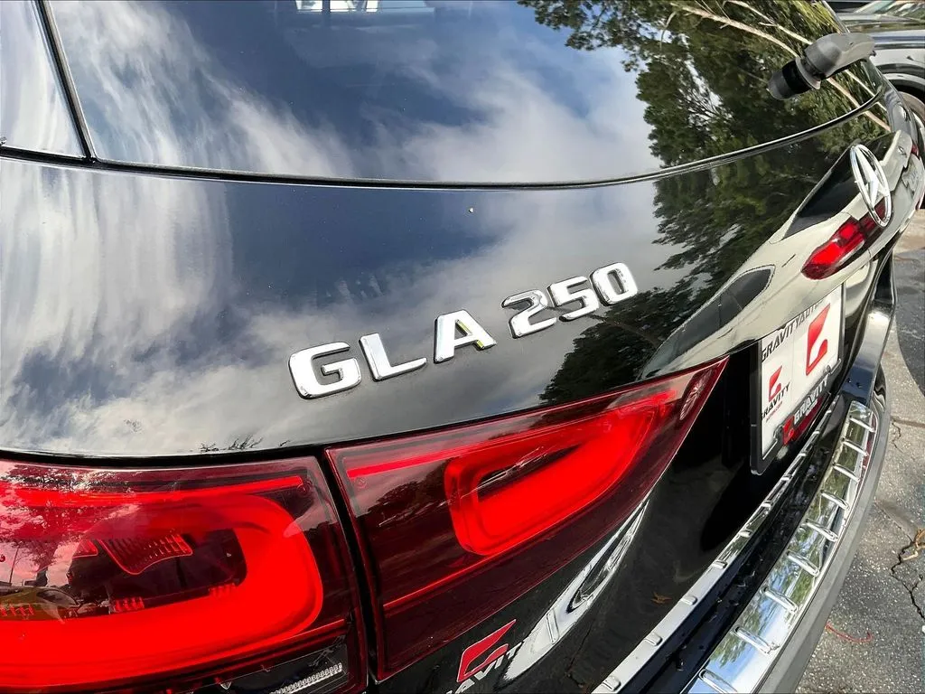 Mercedes-Benz GLA photo 16