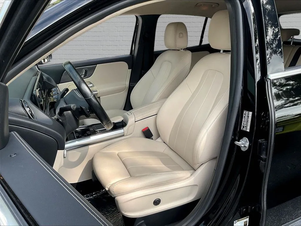 Mercedes-Benz GLA photo 13