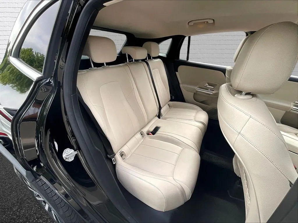 Mercedes-Benz GLA photo 17