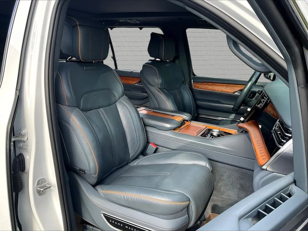 Jeep Grand Wagoneer photo 25