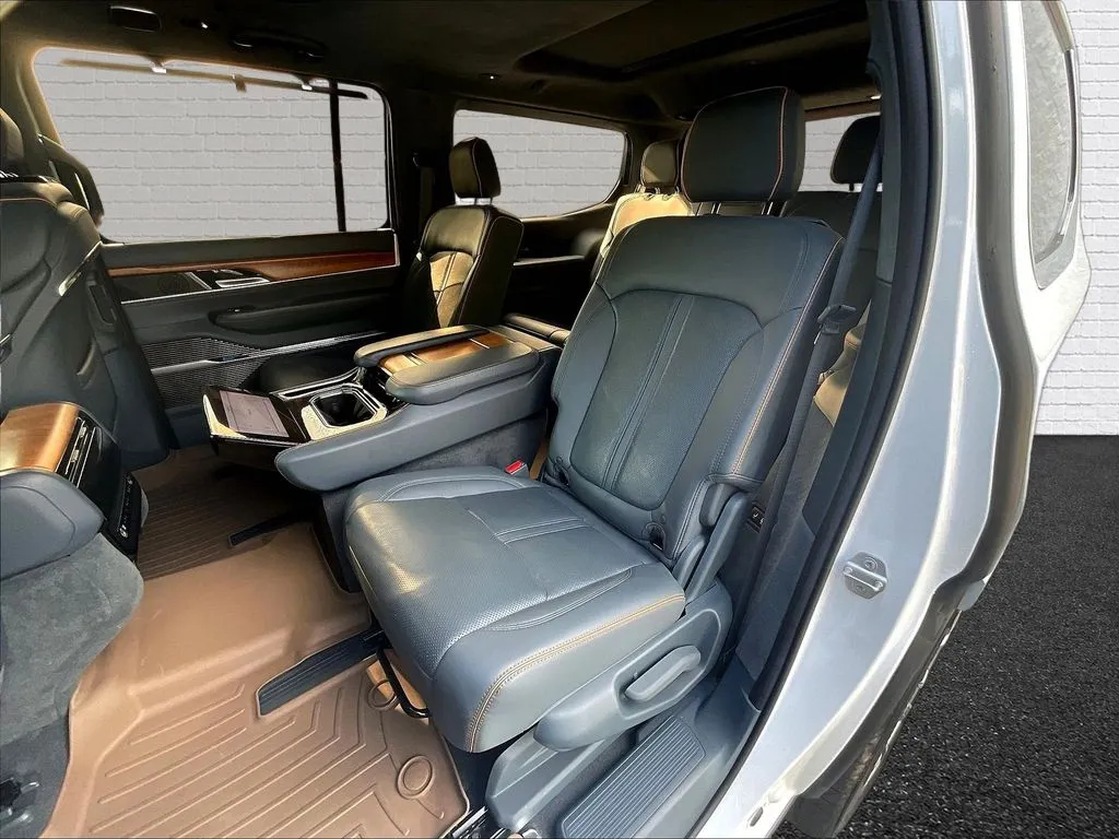 Jeep Grand Wagoneer photo 20