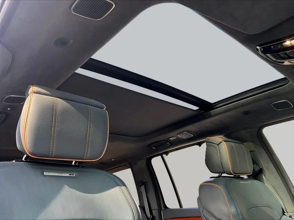 Jeep Grand Wagoneer photo 23