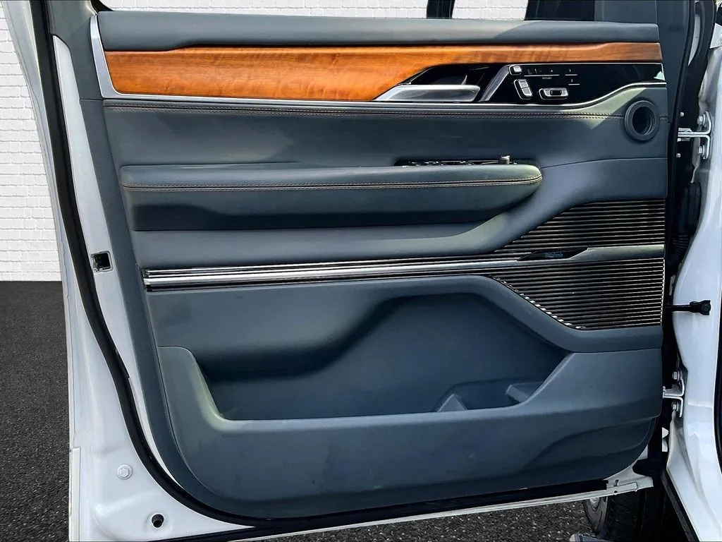 Jeep Grand Wagoneer photo 18