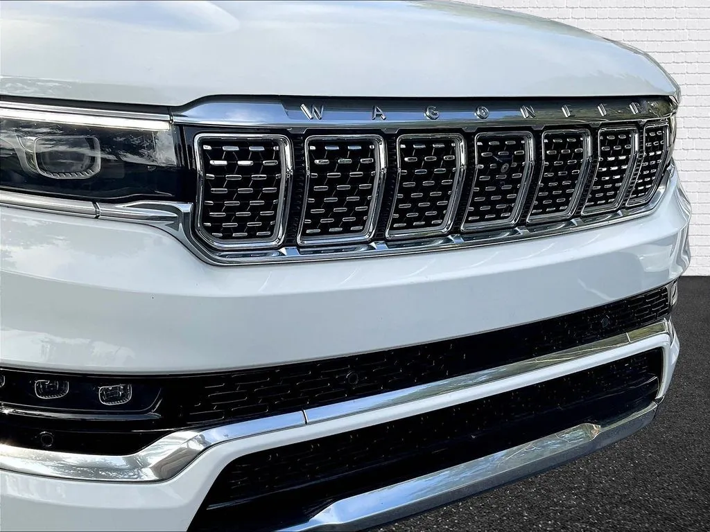 Jeep Grand Wagoneer photo 27