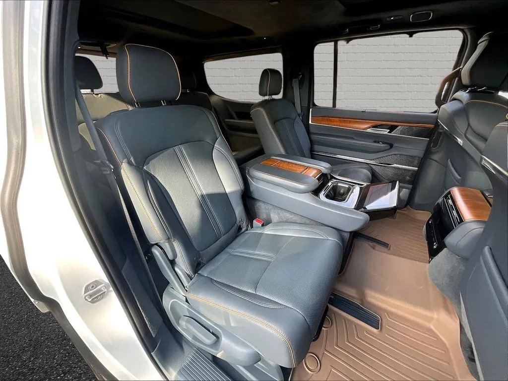 Jeep Grand Wagoneer photo 21