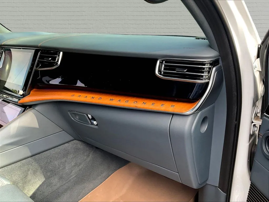 Jeep Grand Wagoneer photo 22