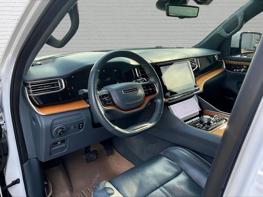 Jeep Grand Wagoneer photo 15