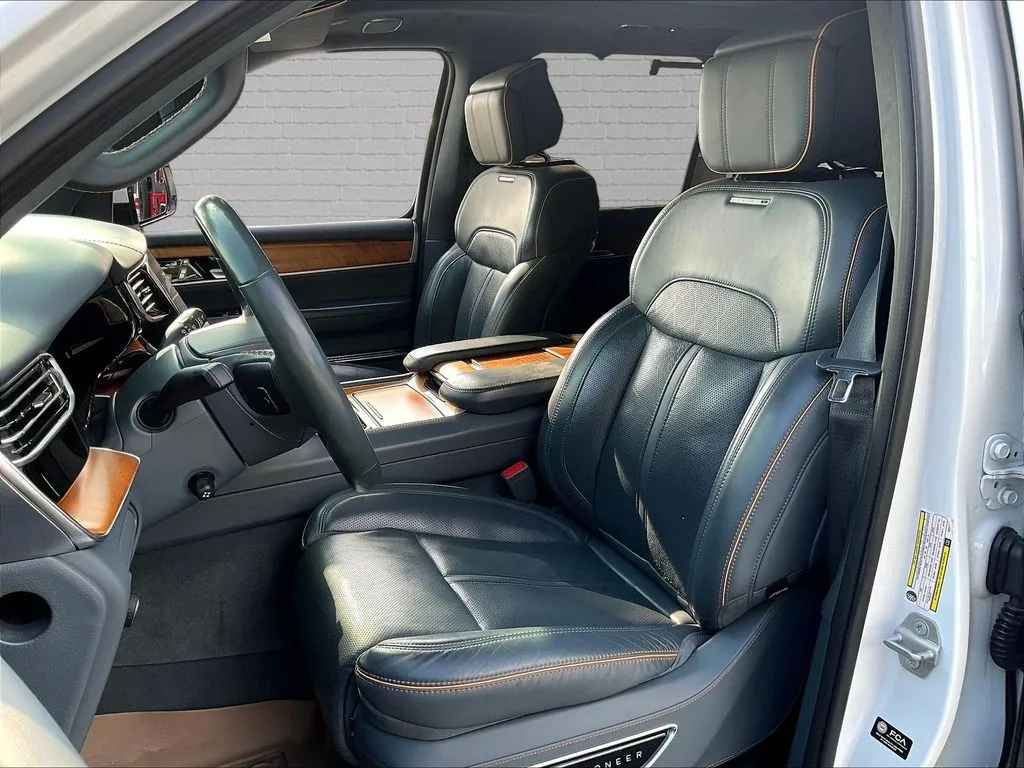 Jeep Grand Wagoneer photo 19