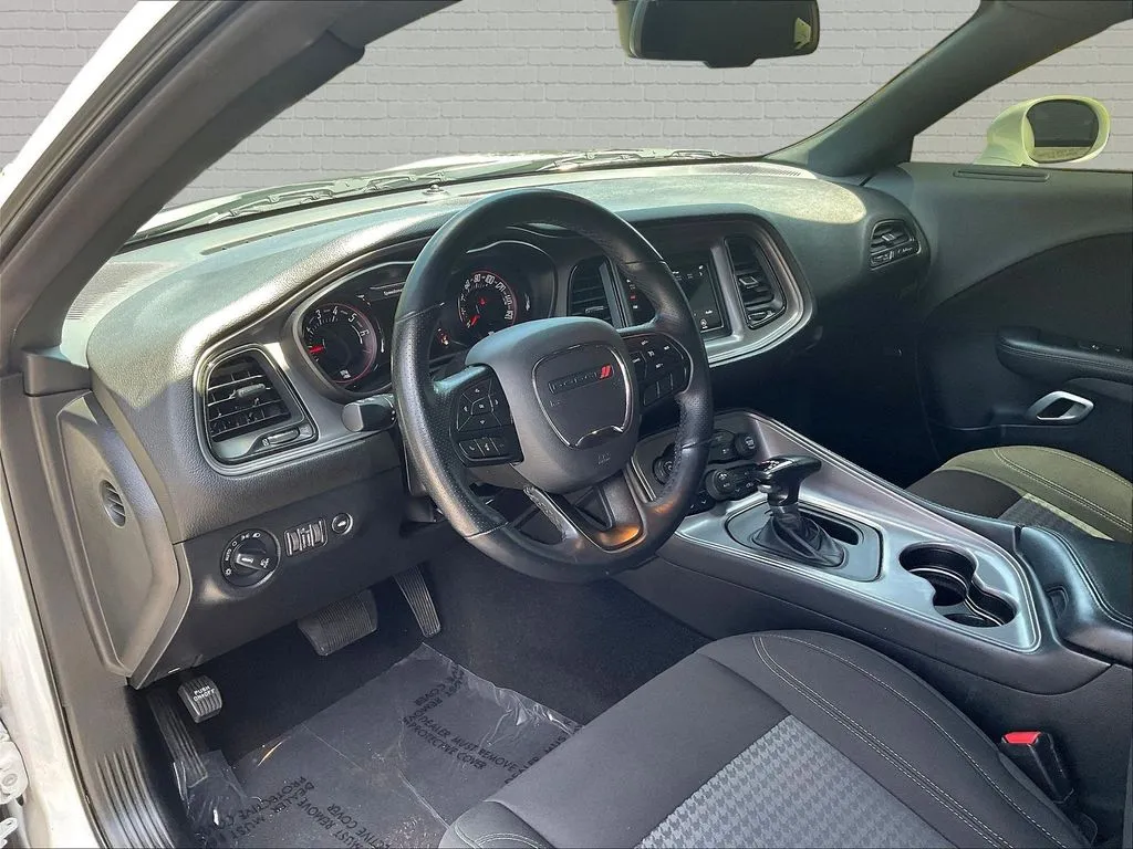 Dodge Challenger photo 13