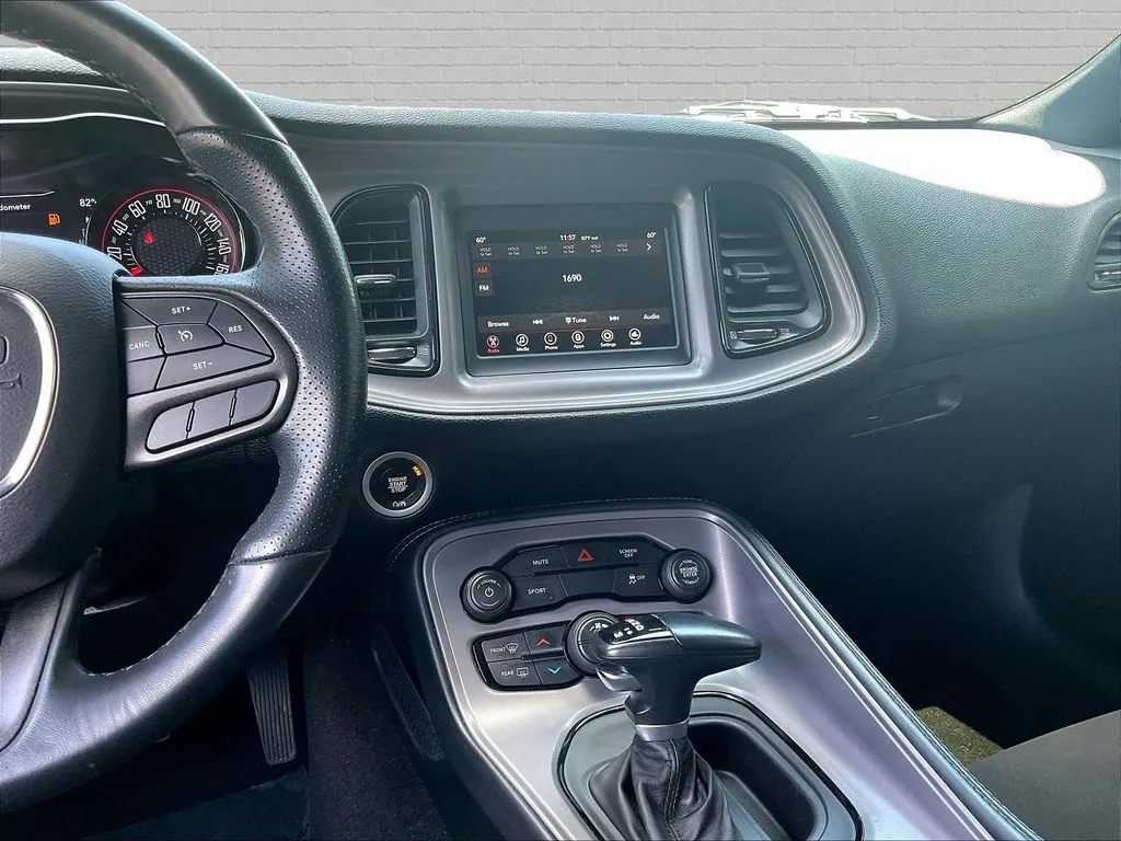 Dodge Challenger photo 8