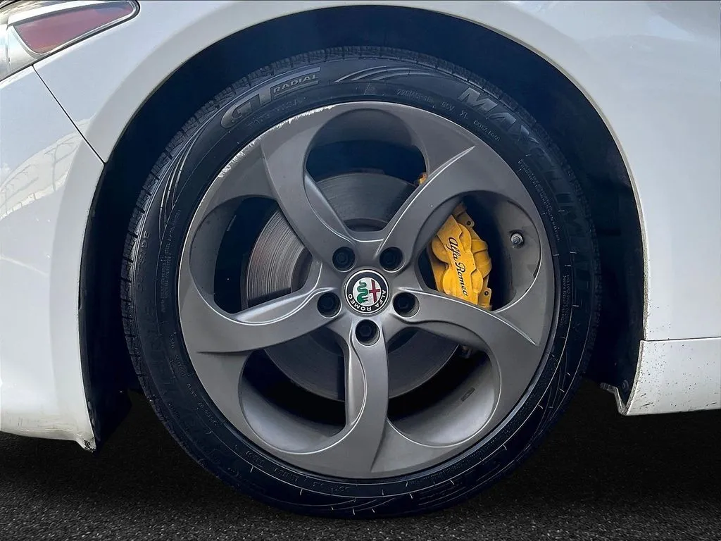 Alfa Romeo Giulia photo 25