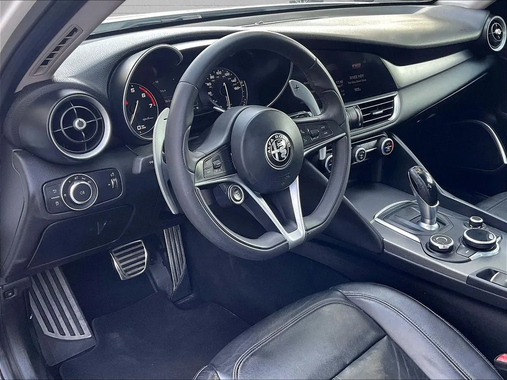 Alfa Romeo Giulia photo 11