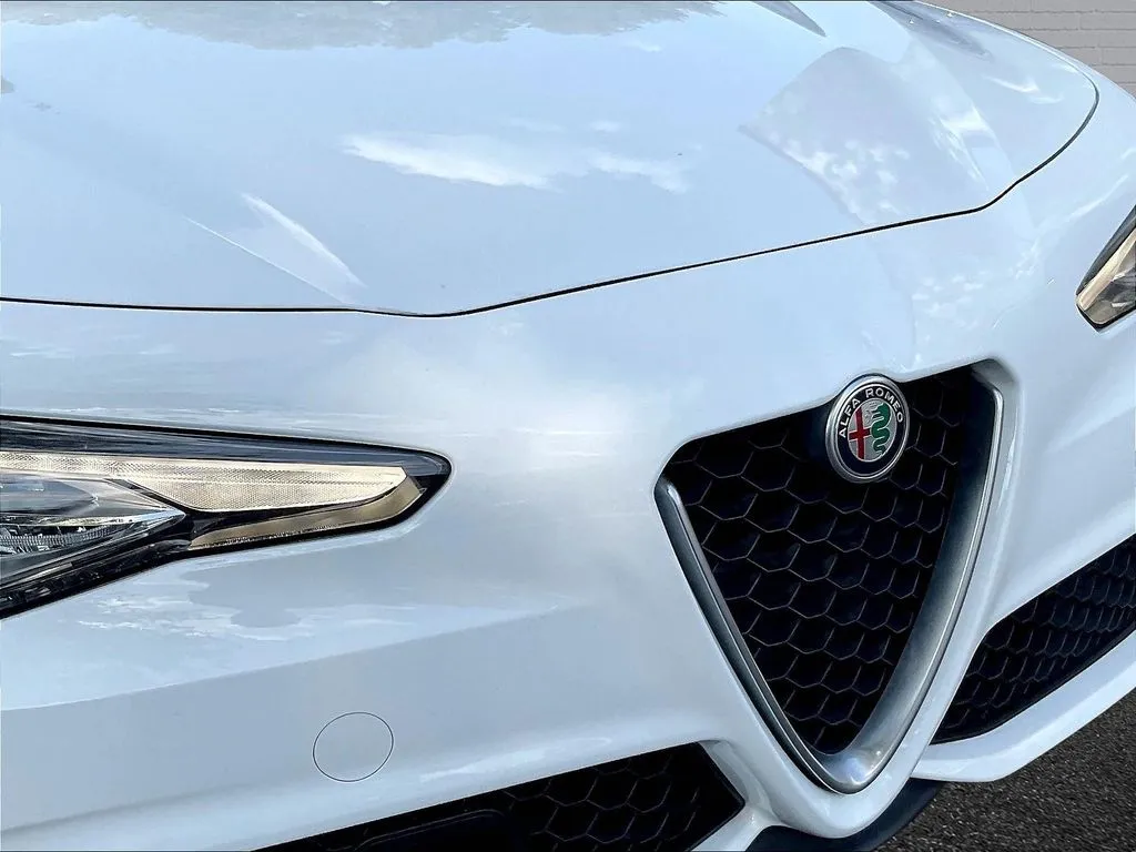 Alfa Romeo Giulia photo 24