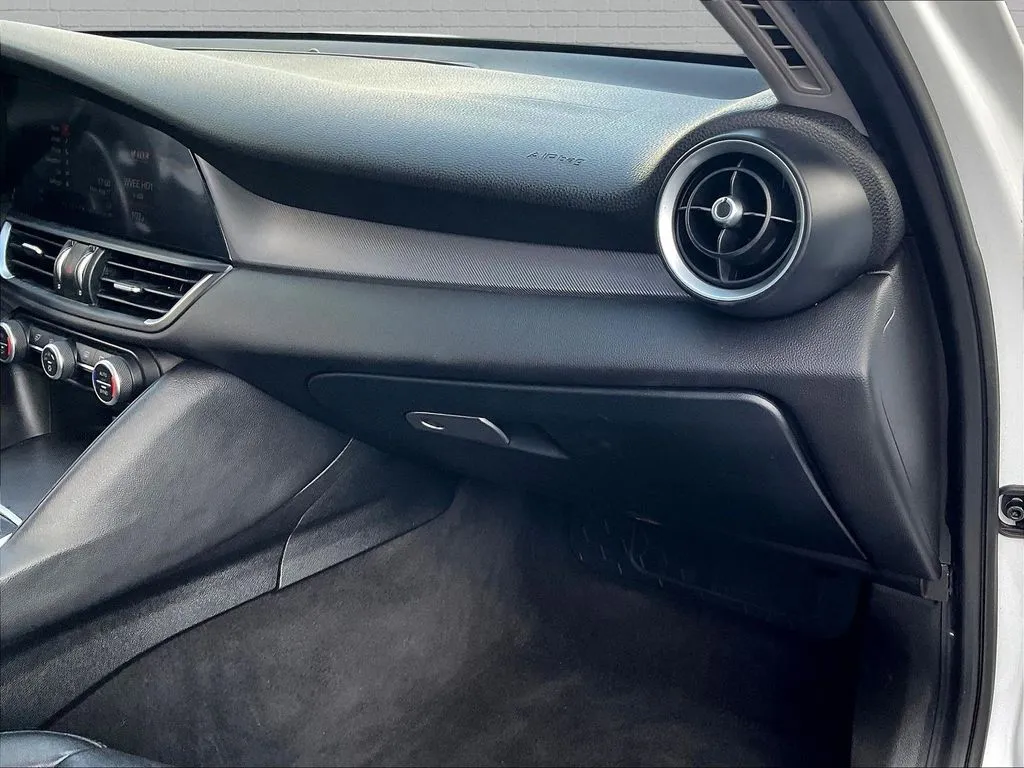 Alfa Romeo Giulia photo 19