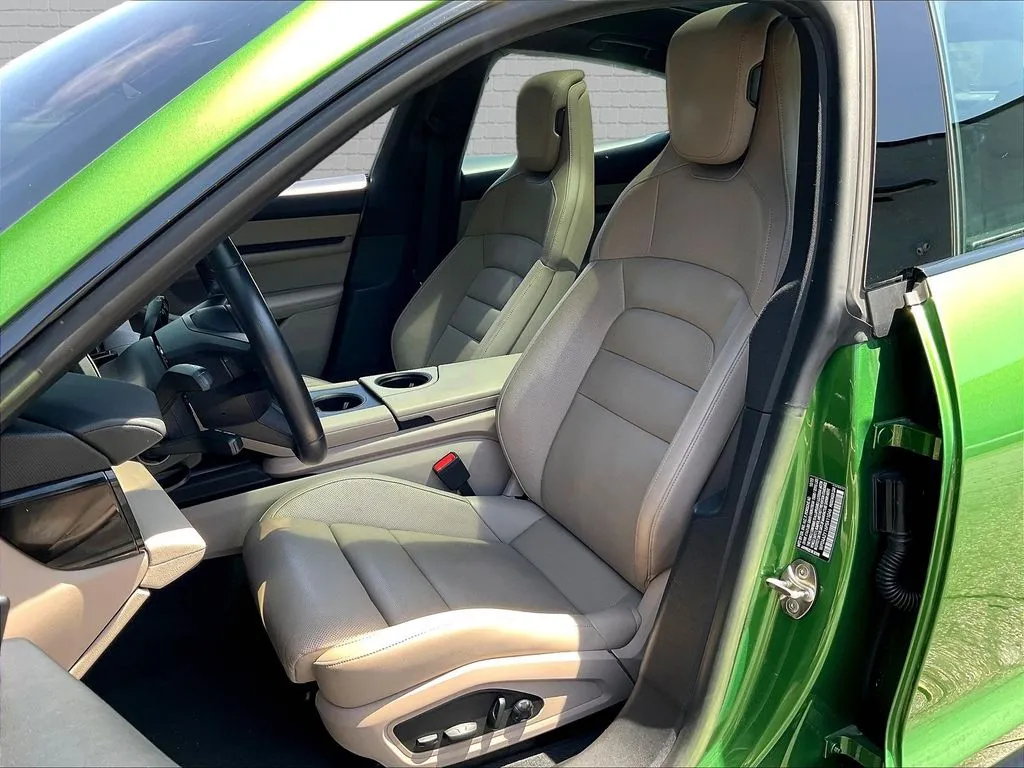Porsche Taycan photo 14