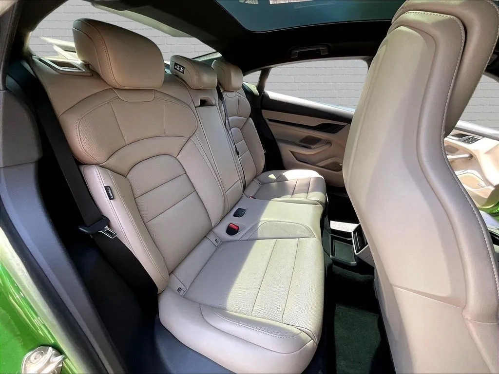 Porsche Taycan photo 18
