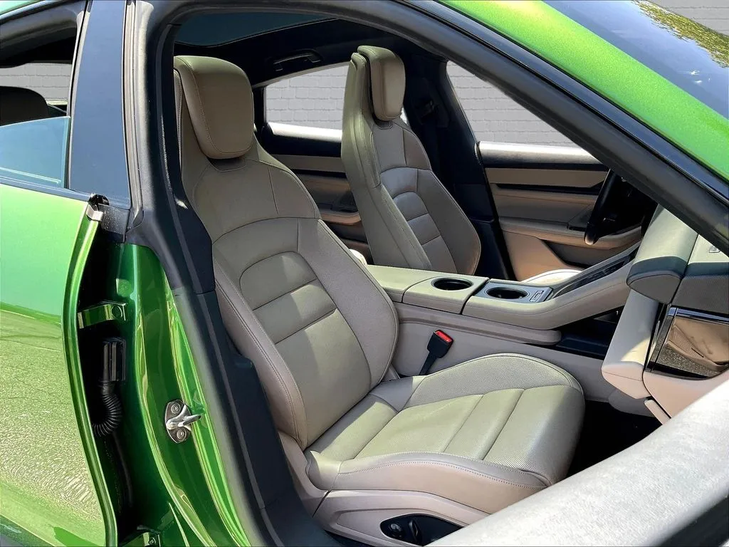 Porsche Taycan photo 21